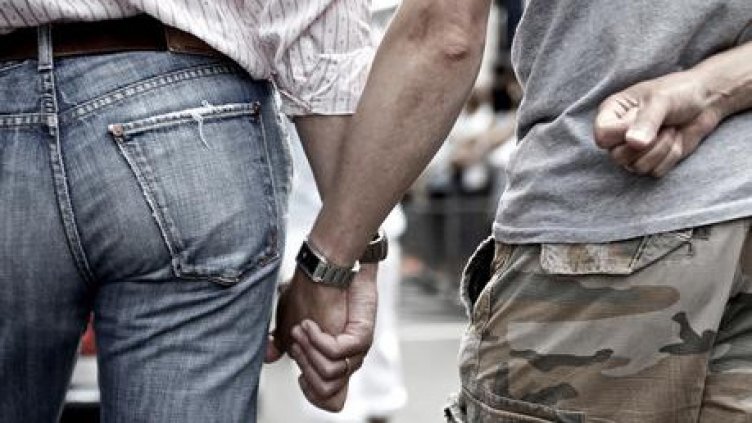 Сред мъжете – би и хомо... СЗО с конкретика за маймунската шарка