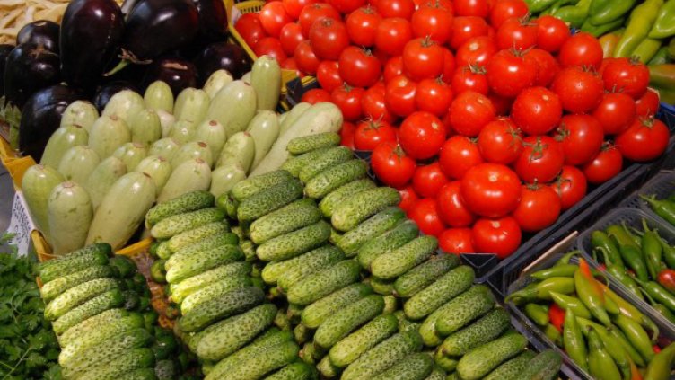 Скача цената на вносните домати и българските краставици