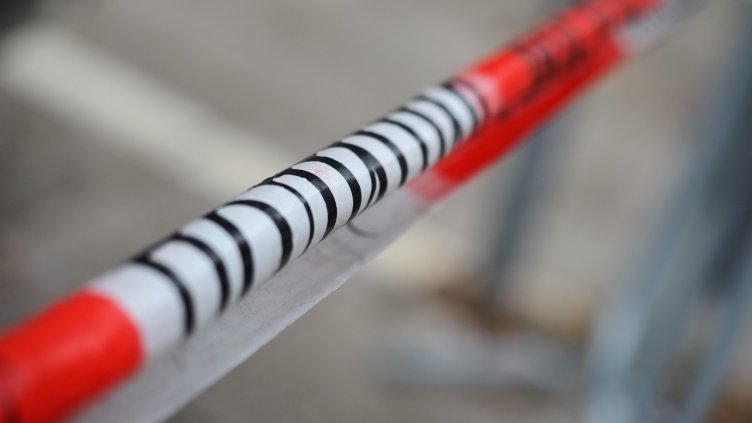 Мъж намушка жена в корема в жилище във Велико Търново