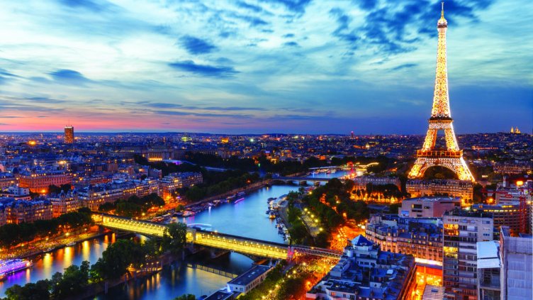 ПАРИЖАНИ МНОГО МРАЗЕЛИ АЙФЕЛОВАТА КУЛА при издигането й. Но сега…