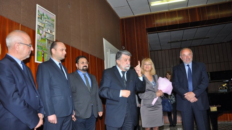 Министър Вежди Рашидов посети НУИ &quot;Добри Христов&quot;. Снимка Пламен Гутинов