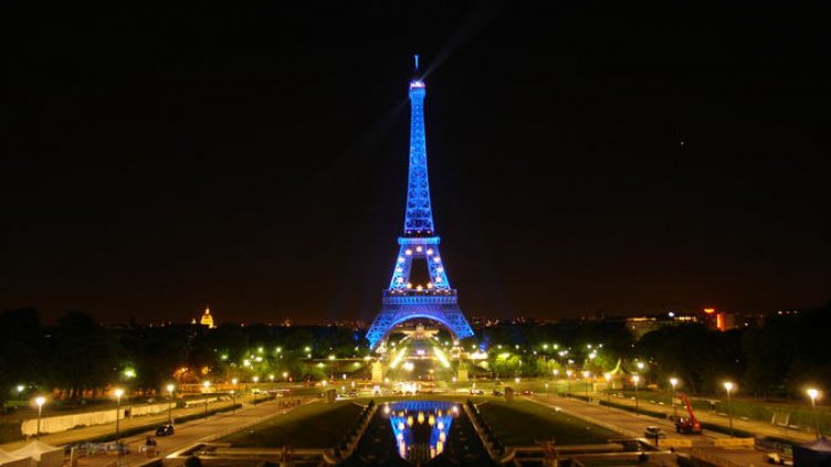Глоби за споделяне на нощни снимки на Айфеловата кула