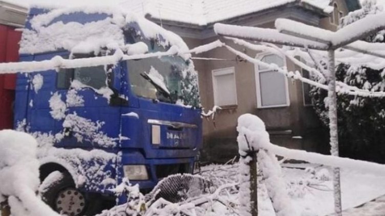 ТИР се заби в къща