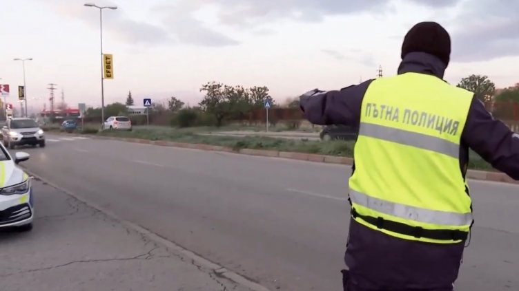 Със 190 км/ч: Шофьор с дете в колата изпревари цивилни полицаи (ВИДЕО)