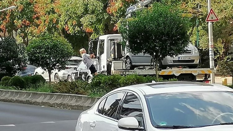 Висяща безсилно на огледалото, стене: Паяко пусни колата ми, паяко...