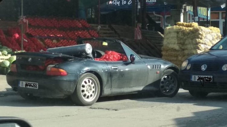 И спортни коли товарят зеленчук в сезона на зимнината