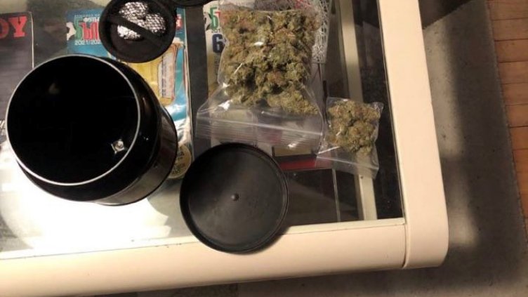 Криминалисти от Второ РУ във Варна задържаха наркодилър (Снимки)