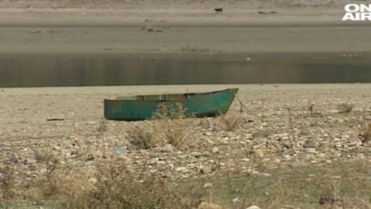 По въжен мост или с лодка – пътят до урните в Лисиците