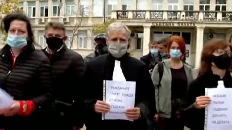 Адвокати излязоха на протест срещу идеята за съдебна ваканция