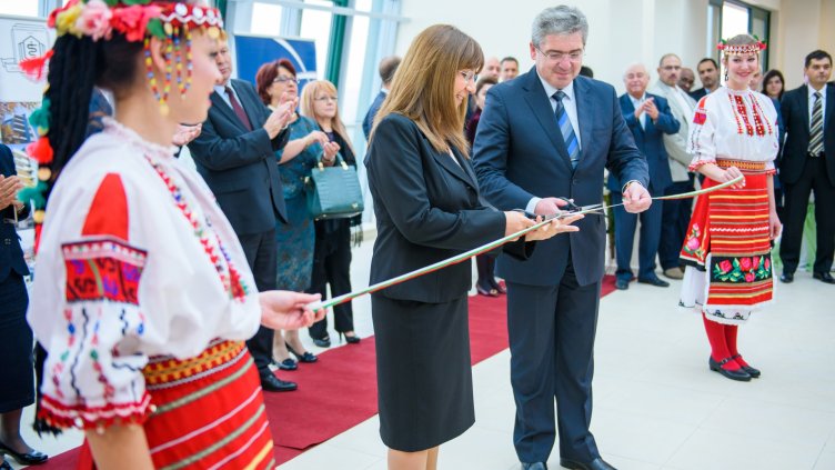 Сграда-бижу си има вече Факултетът по фармация към МУ Варна