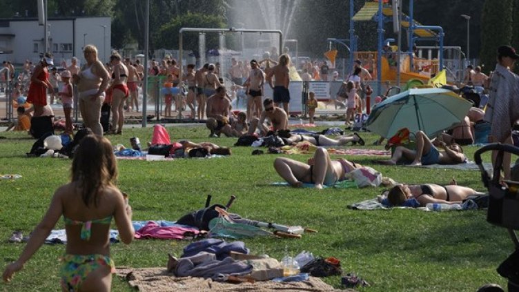 Навън пек, в офиса мор! Твърде горещо за работа... правилата в Европа