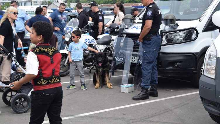 Демонстрация на военна и полицейска техника край Морска гара Варна