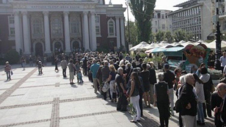 Стотици се сбогуваха с Валери Петров