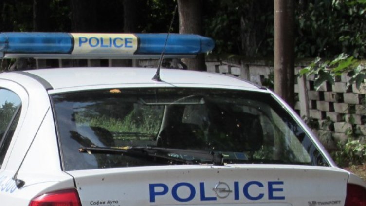 19-годишен заби колата си в дърво, в болница е