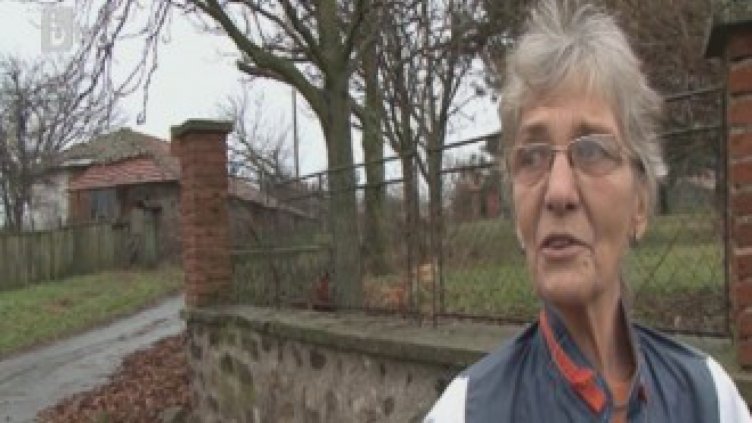 Пенсионерка изроди бебе под дъжда в запустяло село