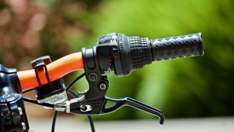 Малолетен колоездач влезе в насрещното и пострада