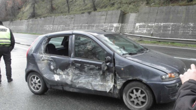 Скален къс падна върху автомобил край Симитли