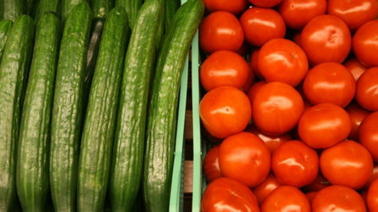 Доматите и краставиците поевтиняват, сиренето поскъпва