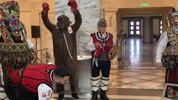 Кукери влязоха в Народното събрание