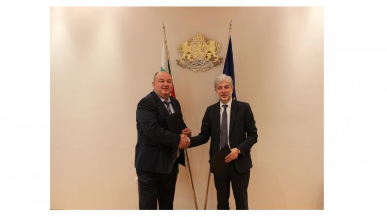 Министър Нено Димов и шефът на ВиК - Варна, Валентин Вълканов (вляво). Снимка МОСВ