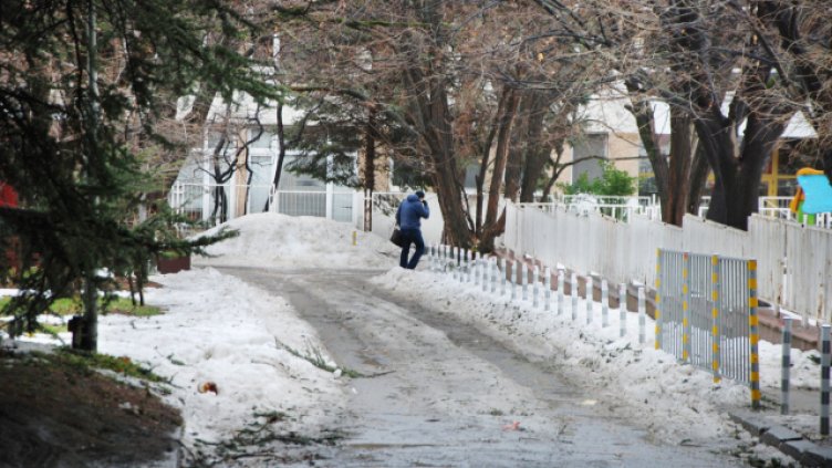 Пътищата са хлъзгави, карайте внимателно и спазвайте дистанция