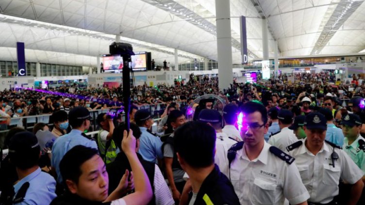 Пекин в атака: Посланията към Хонконг все по-заплашителни 