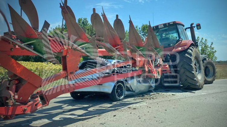 Нова трагедия край Балчик: Мъж загина, след като се заби с колата си в трактор