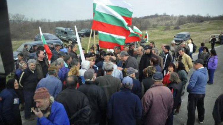 Животновъди от Калофер блокираха Подбалканския път заради пасища