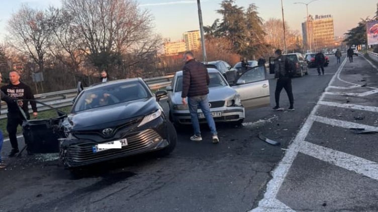 Зверска катастрофа с пет коли на входа на Варна