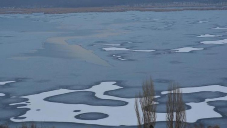 Лед скова езерото Сребърна