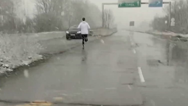 Tоп атлет тренира по пътищата, КАТ го глоби, че бяга с колите