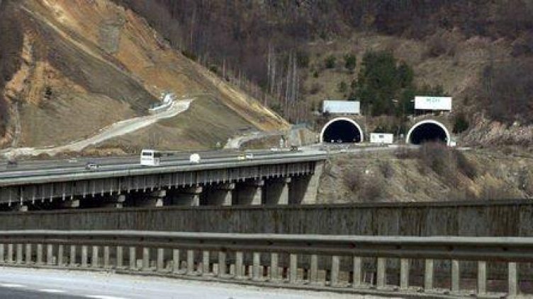 Трафикът при тунела "Витиня" затруднен заради ремонт