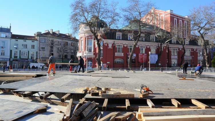 Новогодишната сцена е почти готова