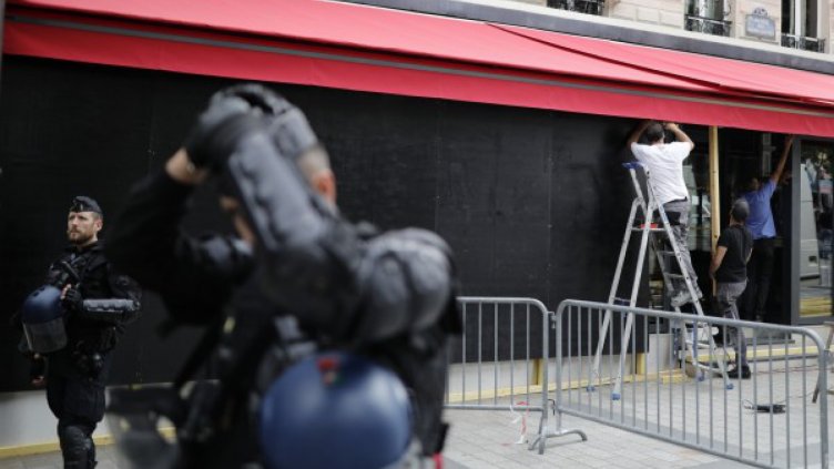 Полицията със сълзотворен газ срещу жълтите жилетки в Париж