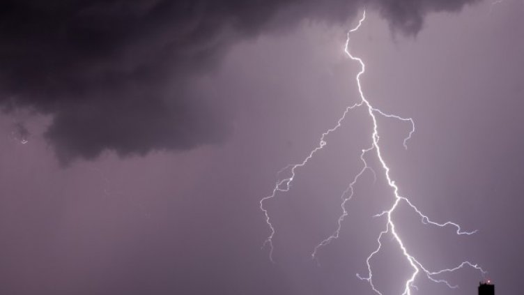 Мълния подпали къща в родопско село