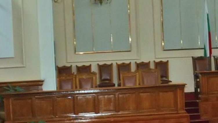 Насред труса: Борисов и вицетата му духнаха от НС