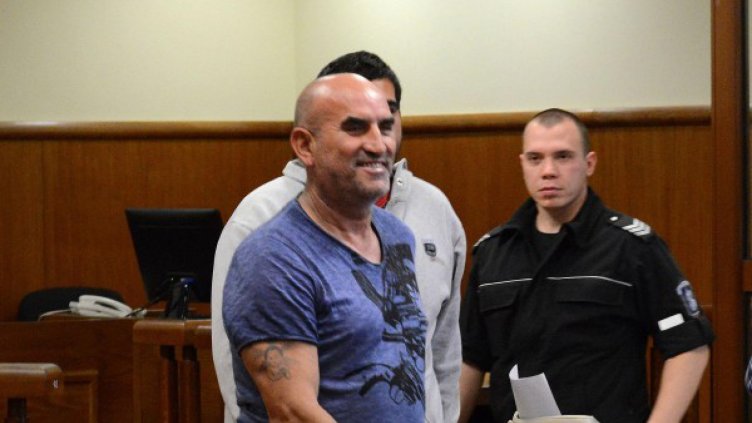 Поп и още 400 души се застъпиха за Ценко Чоков в съда