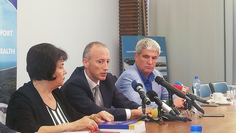 Министър Красимир Вълчев (в средата). Снимка АВТОРЪТ