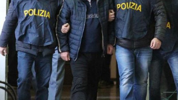 Закопчаха голям мафиот в Италия, не успял да се скрие в дивана