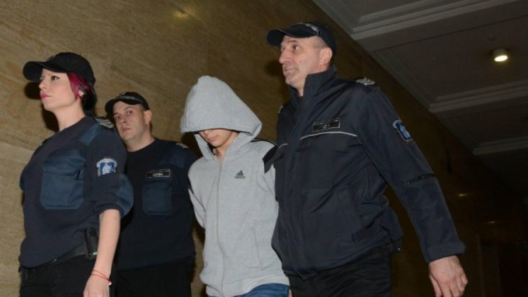 Ученикът, прострелял приятел, остава в ареста