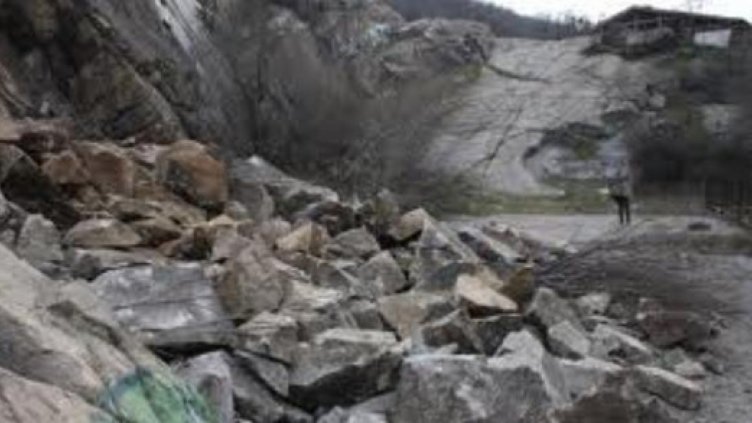 Нови свлачища затвориха пътища в страната