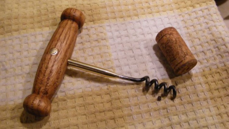 Сервитьорка в Несебър намушка с тирбушон клиент