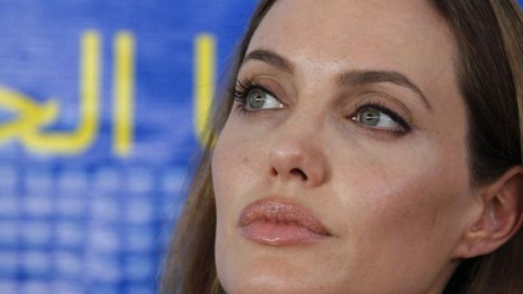 Анджелина цялата в пъпки