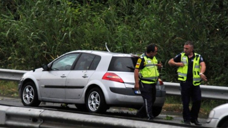 Пороен дъжд наводни Бургас, жена пострада от паднало дърво