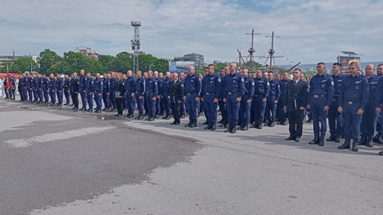 Над 100 млади полицаи се заклеха днес във Варна