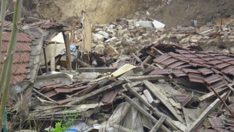 Къща се срути до основи