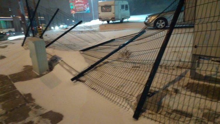 Силният вятър събори ограда на паркинг в ж.к. &quot;Младост&quot;  на метри от пътното платно(СНИМКИ)