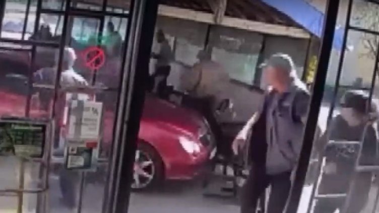 Двегодишно дете се заби с "Мерцедеса" на баща си в заведение (ВИДЕО)