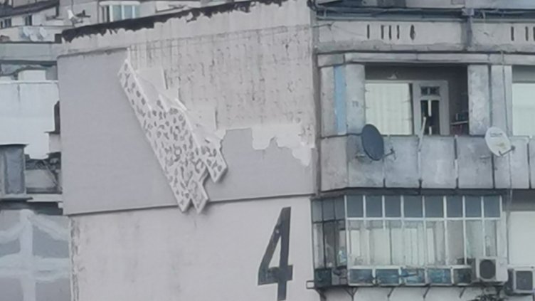 Бурният вятър изкърти изолация във "Владиславово"