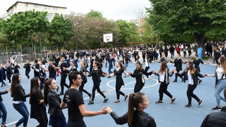 Близо 800 деца извиха най-дългото школско хоро (СНИМКИ)